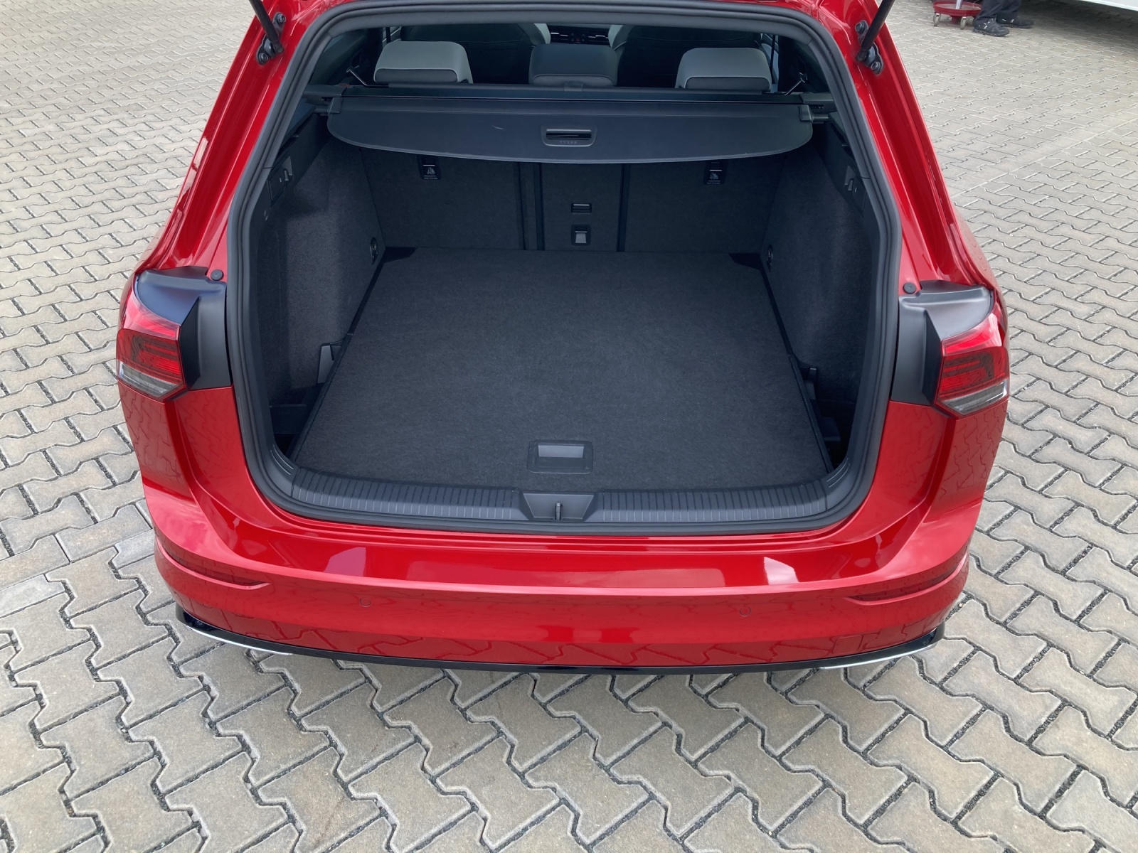 Golf VIII Variant 2.0 TSI DSG R-Line Panodach Navi AHK Alu-18Zoll