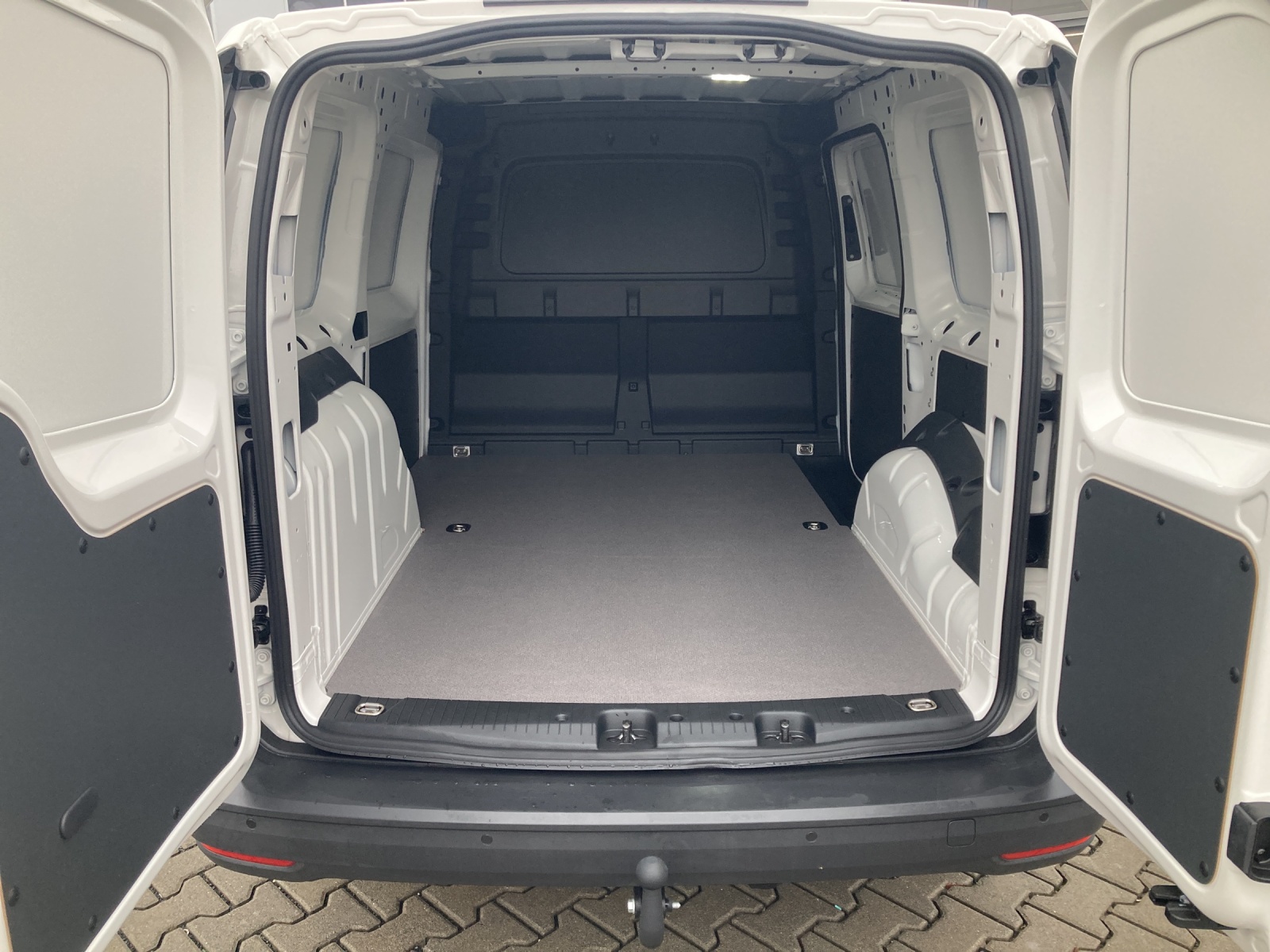 Caddy Cargo Maxi 1.5 TSI DSG Navi AHK GRA Kamera Heckflügeltüren