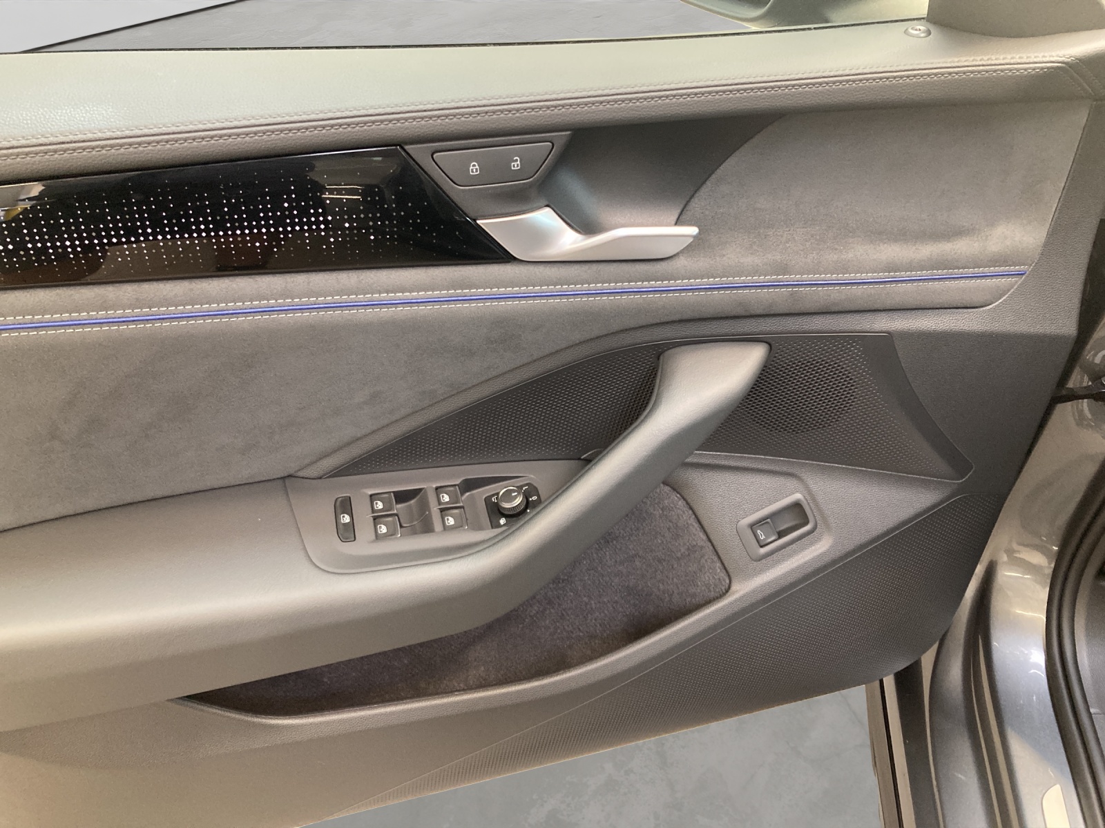 Passat Variant TDI DSG R-Line Black Style IQ-Light ACC Panodach Navi