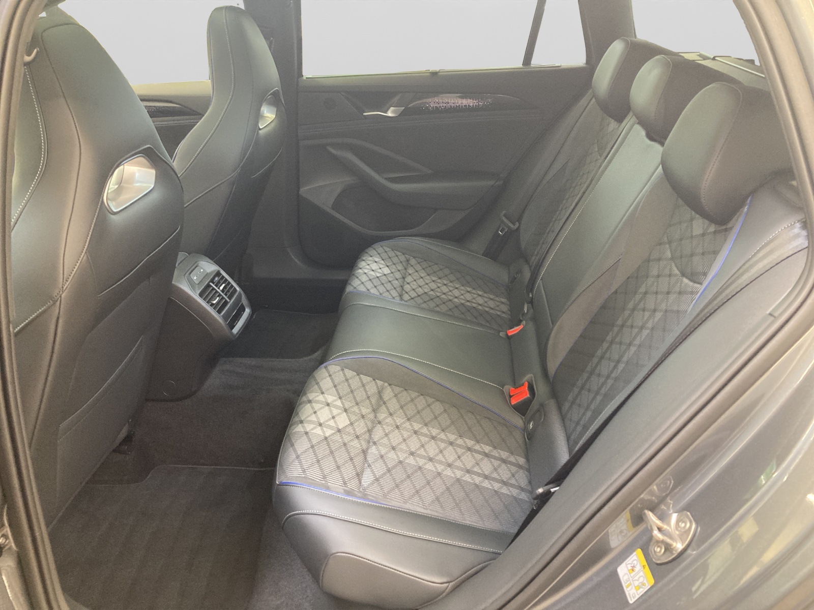 Passat Variant TDI DSG R-Line Black Style IQ-Light ACC Panodach Navi