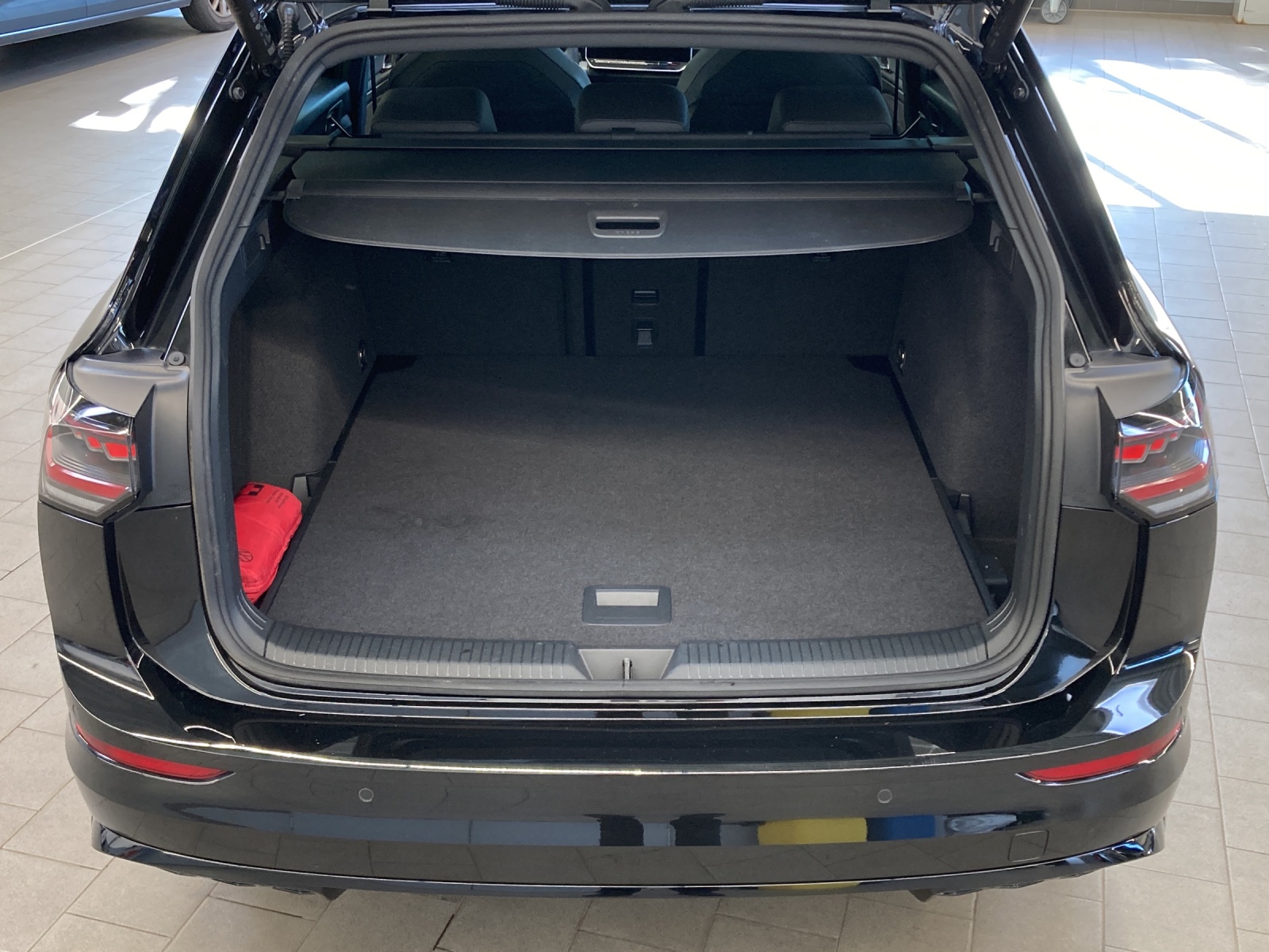 Golf 8 Variant TSI DSG R-Line Head-up AHK IQ-Light DCC Panodach
