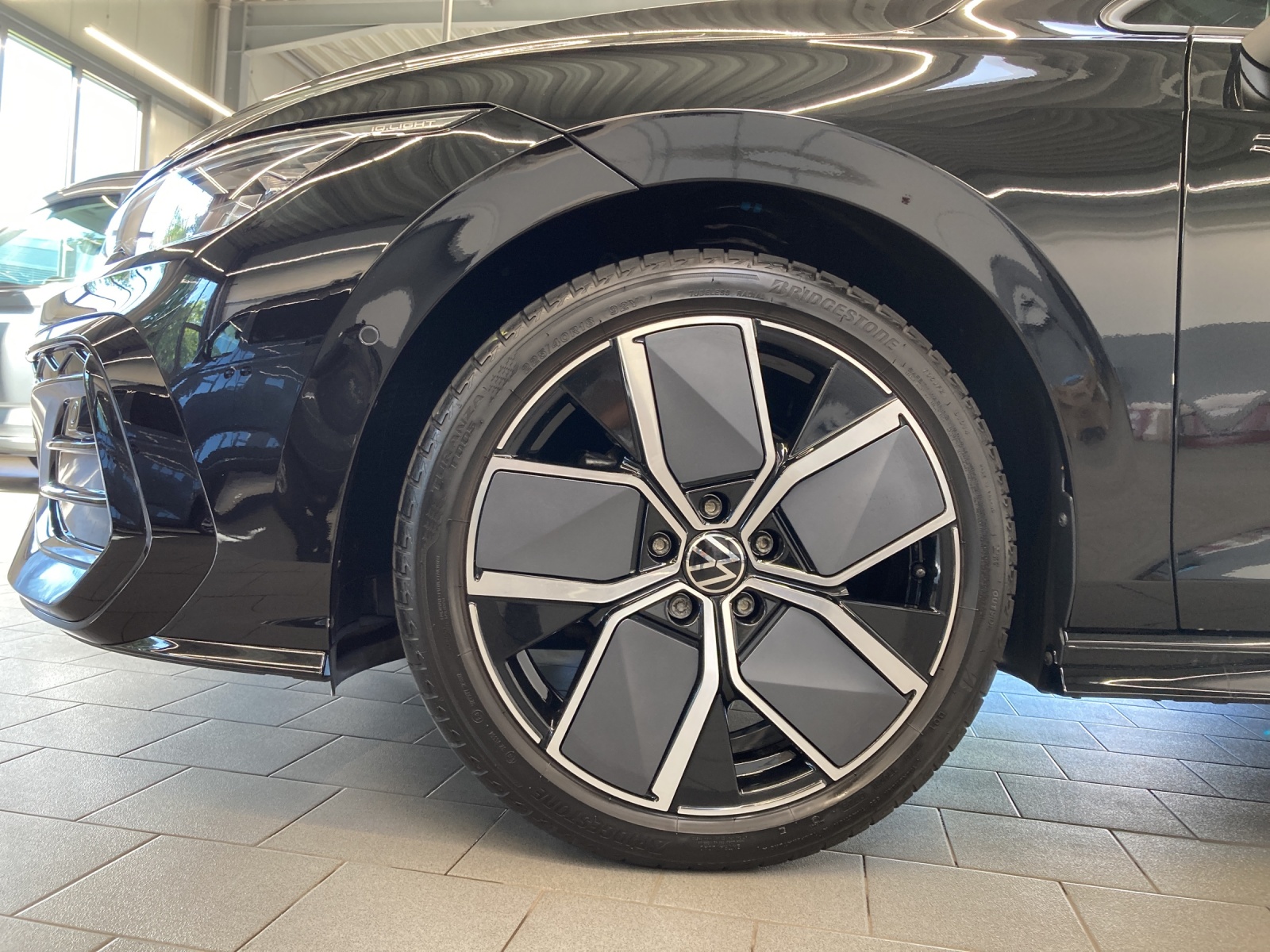 Golf 8 Variant TSI DSG R-Line Head-up AHK IQ-Light DCC Panodach