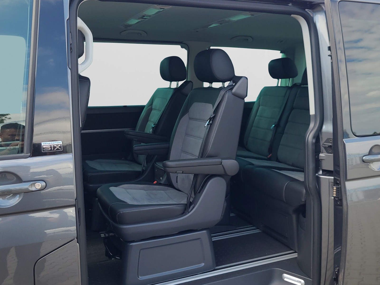T6 Multivan 6.1 2.0 TDI Generation Six ACC 7 Sitzer PDC AHK Vorbereitung