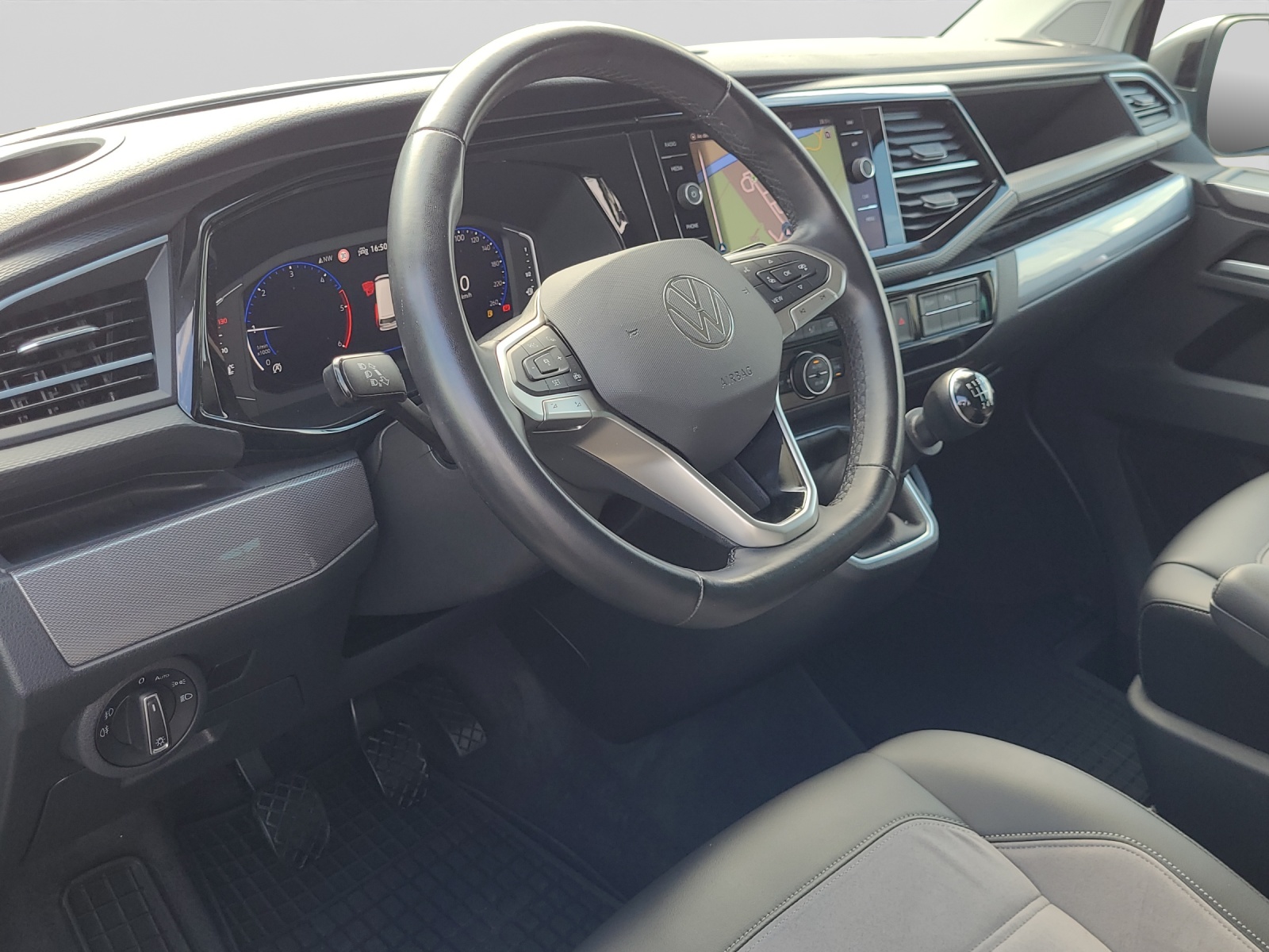 T6 Multivan 6.1 2.0 TDI Generation Six ACC 7 Sitzer PDC AHK Vorbereitung