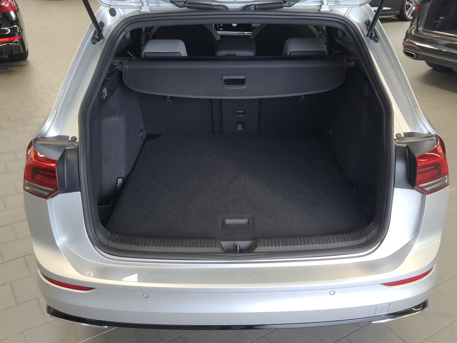 Golf 8 Variant TSI DSG R-Line LED TravelAssist Navi Harmann-Kardon