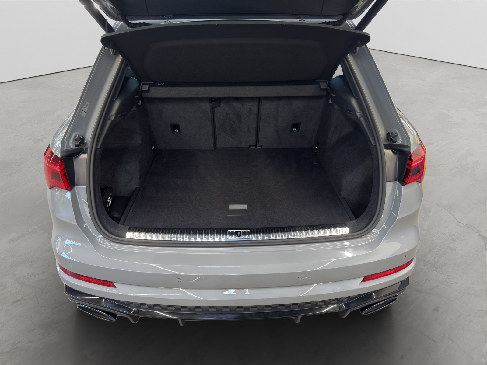 RS Q3 2.5 TFSI quattro Black AHK Matrix RS-Sportabgasanlage