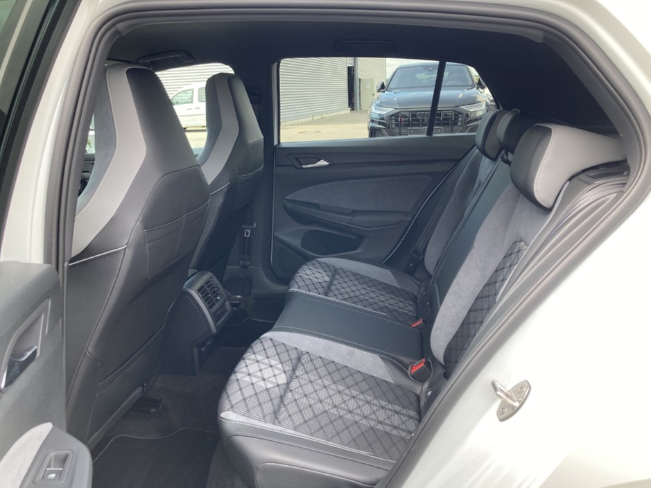 Golf 8 eTSI DSG R-Line LED TravelAssist Navi Kamera