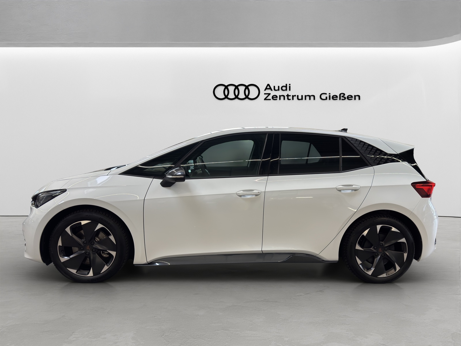 Born e-Boost 170kW (77kWh) HuD Tech-Paket M Navi ACC