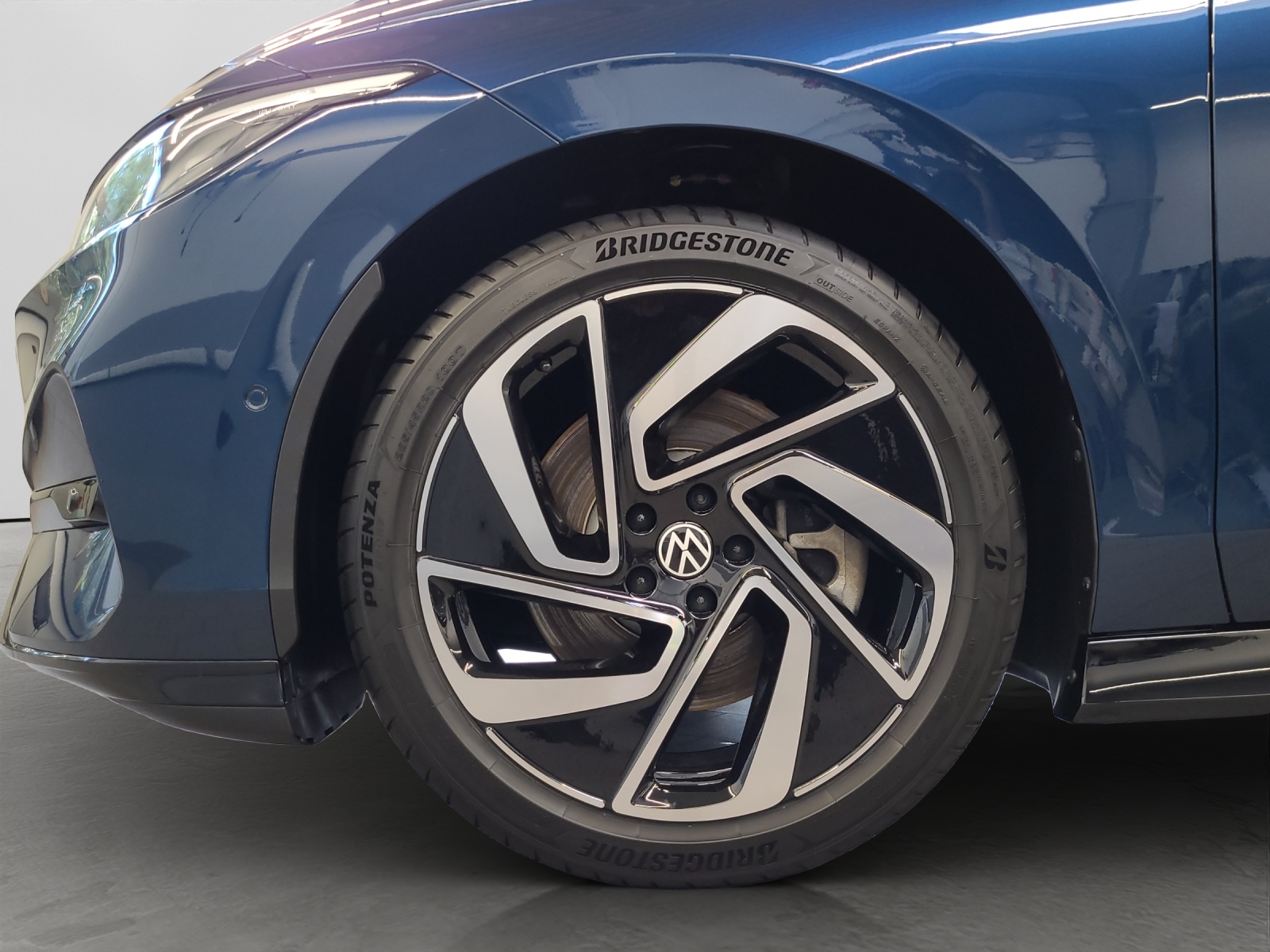 ID.7 Tourer Pro 210kW/77kWh IQ-Light Ergositz DCC AHK Navi