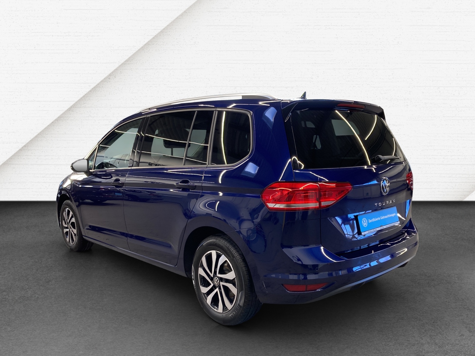 Touran TSI DSG Active 7-Si. ACC Kamera Navi AHK