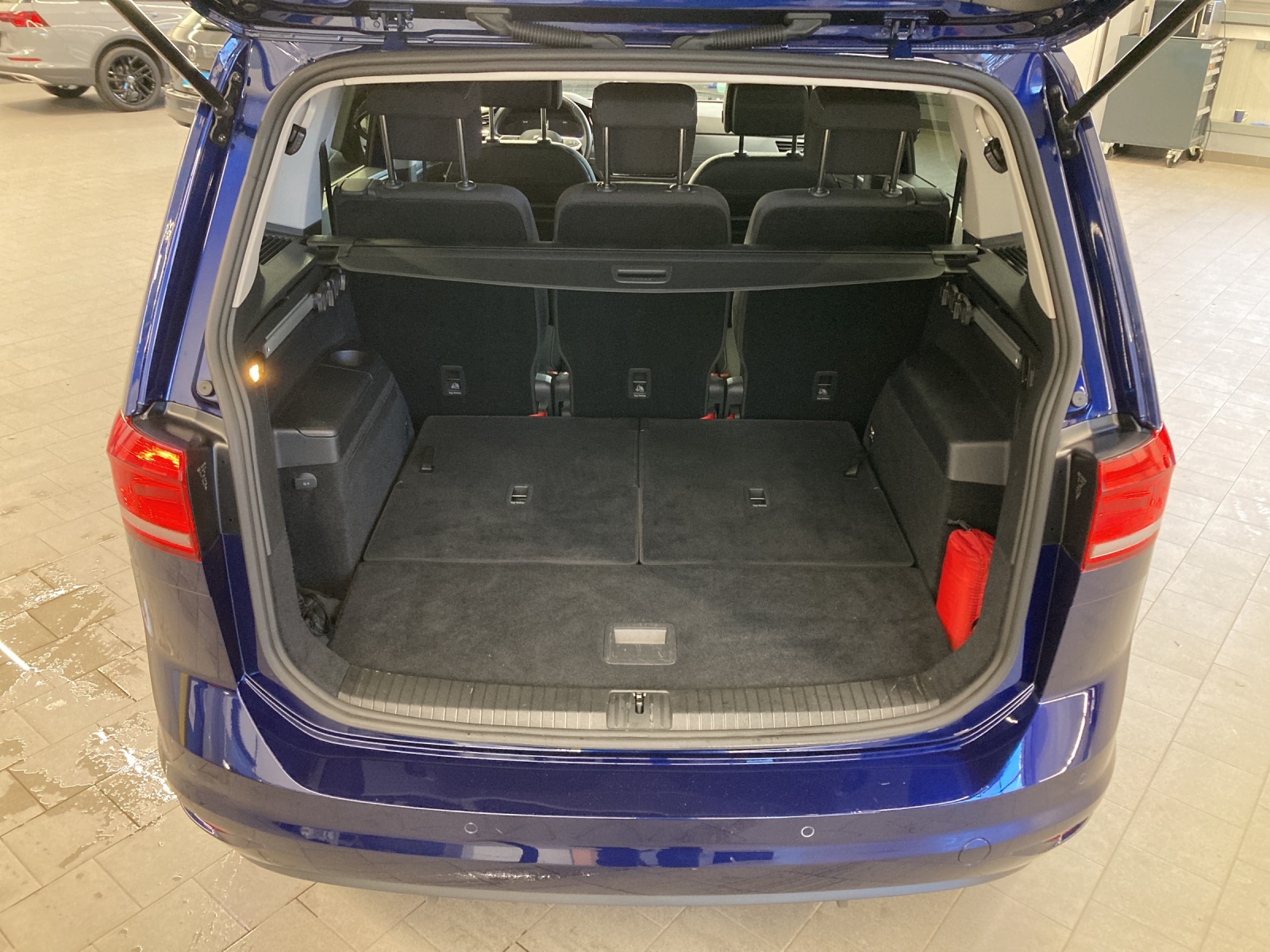 Touran TSI DSG Active 7-Si. ACC Kamera Navi AHK