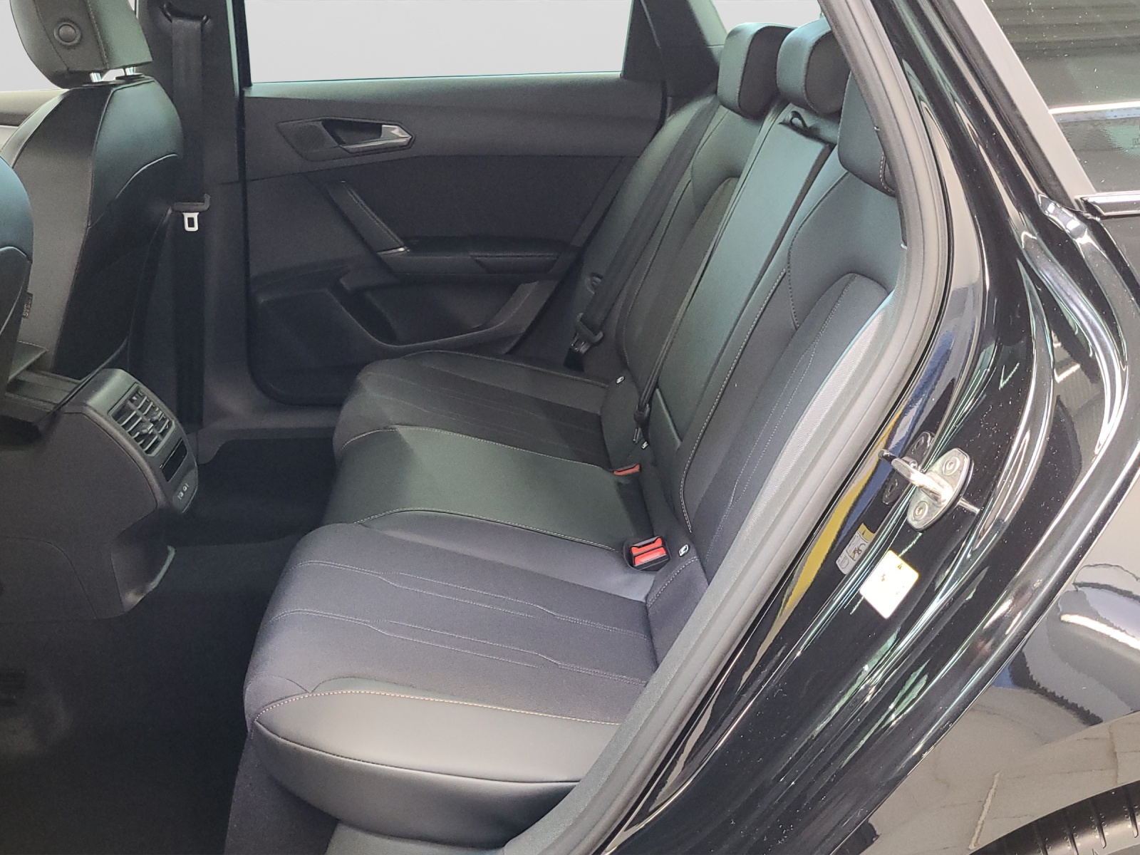 Leon Sportstourer 1.5 eTSI DSG EDGE AHK ACC Kamera LED
