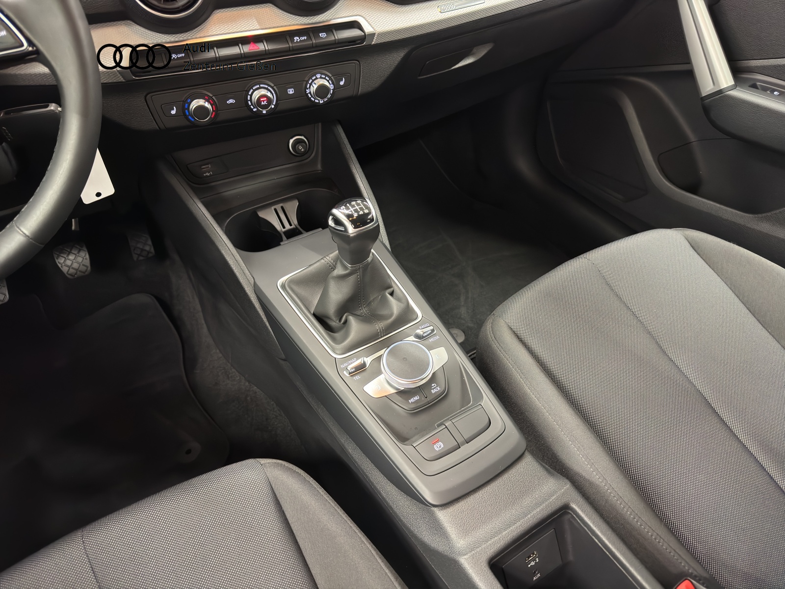 Q2 30 TFSI basis LED SHZ PDC smartphone interface