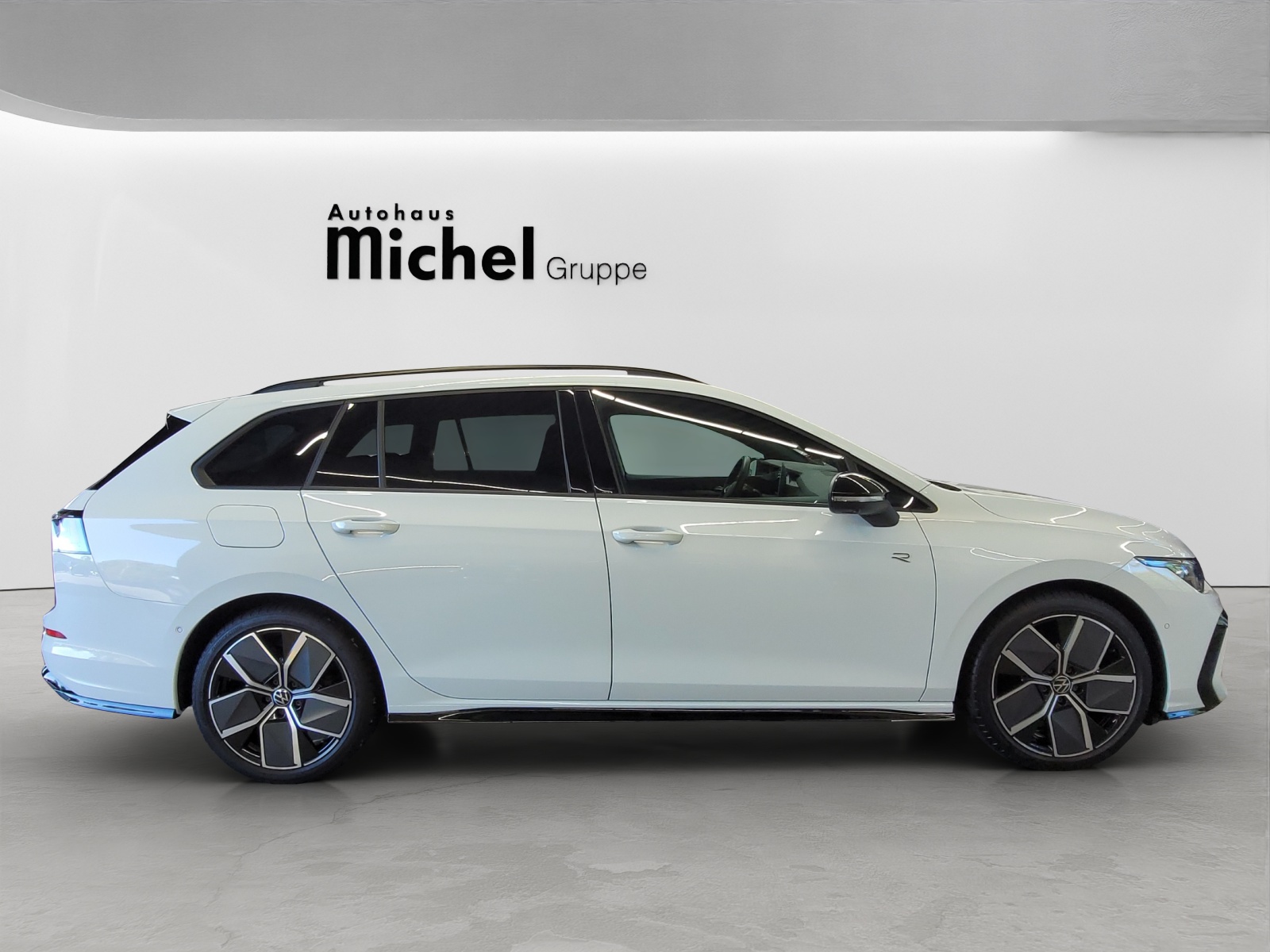 Golf 8 Variant eTSI DSG R-Line Black Style IQ-Light Navi AHK Alu-18Zoll