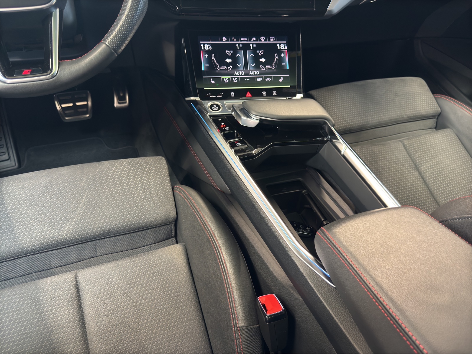 Q8 e-tron 55 quattro S line Black B&O HuD Pano AHK Matrix-LED Navi