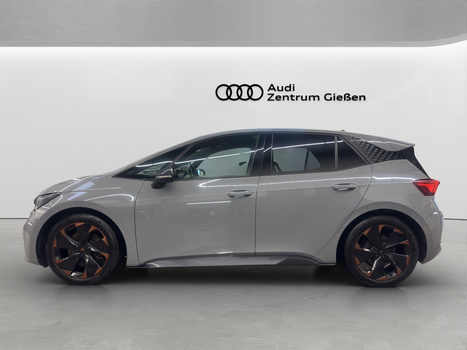 Born e-Boost electric 170 kW ACC Navi 360°Kamera