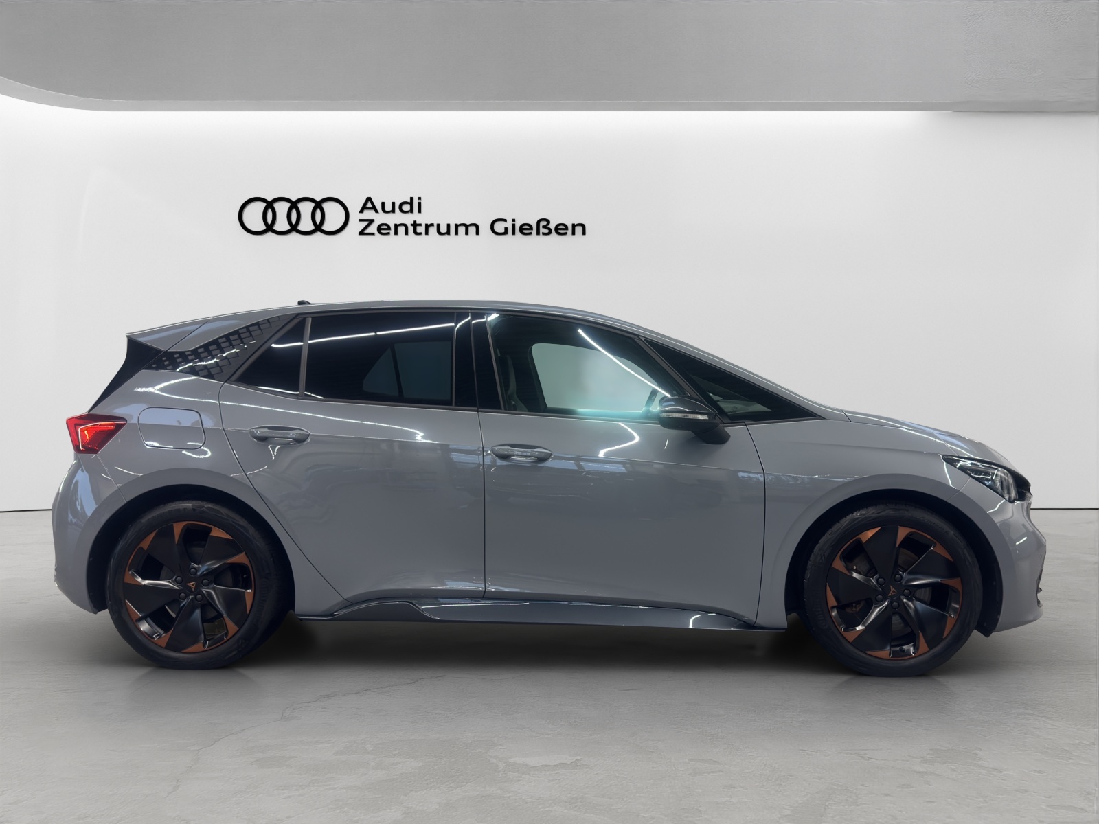 Born e-Boost electric 170 kW ACC Navi 360°Kamera