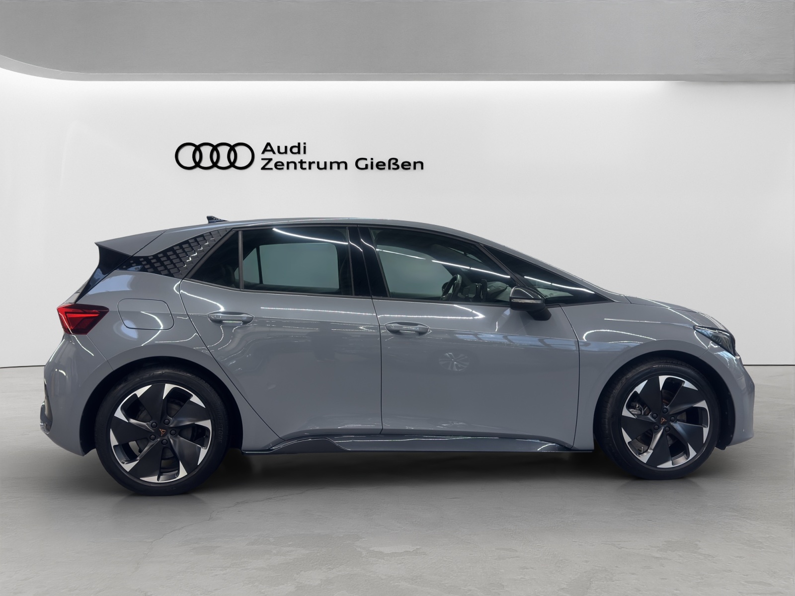 Born e-Boost electric 170 kW ACC Kamera Navi LED