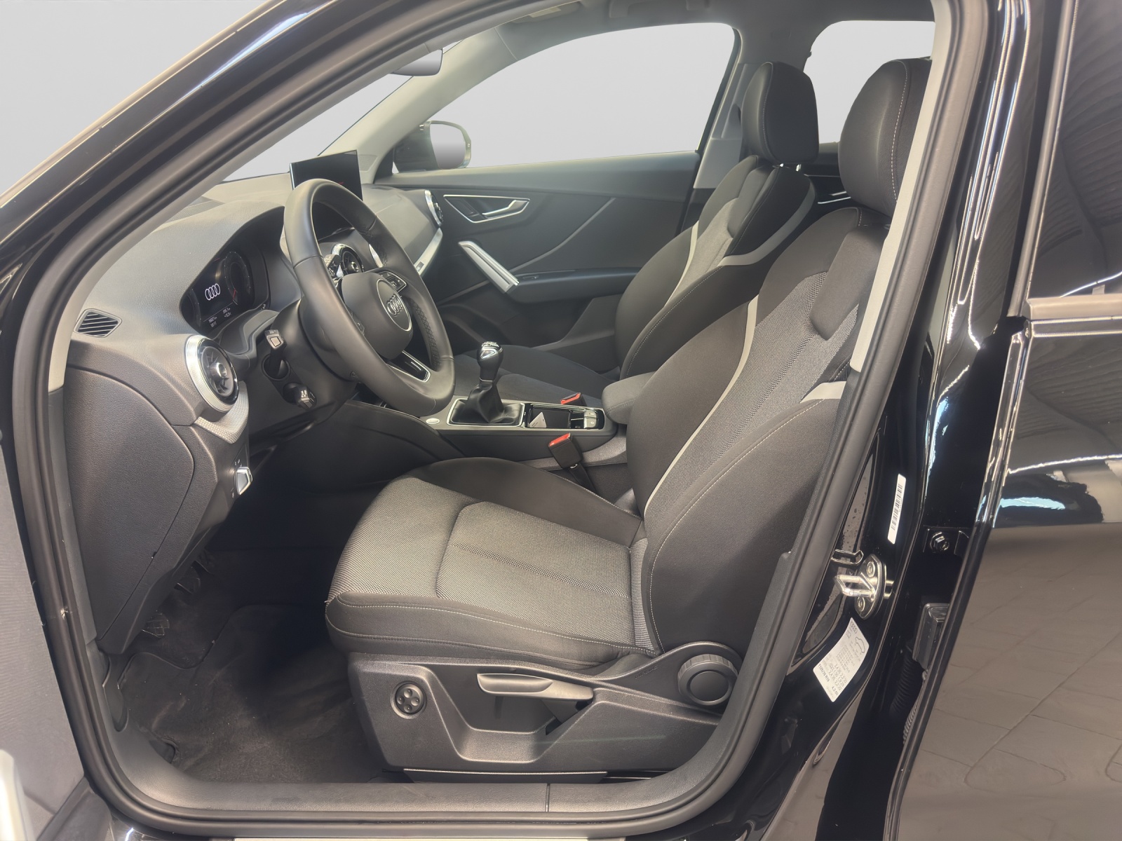 Q2 30 TFSI S line Black Kamera LED Navi