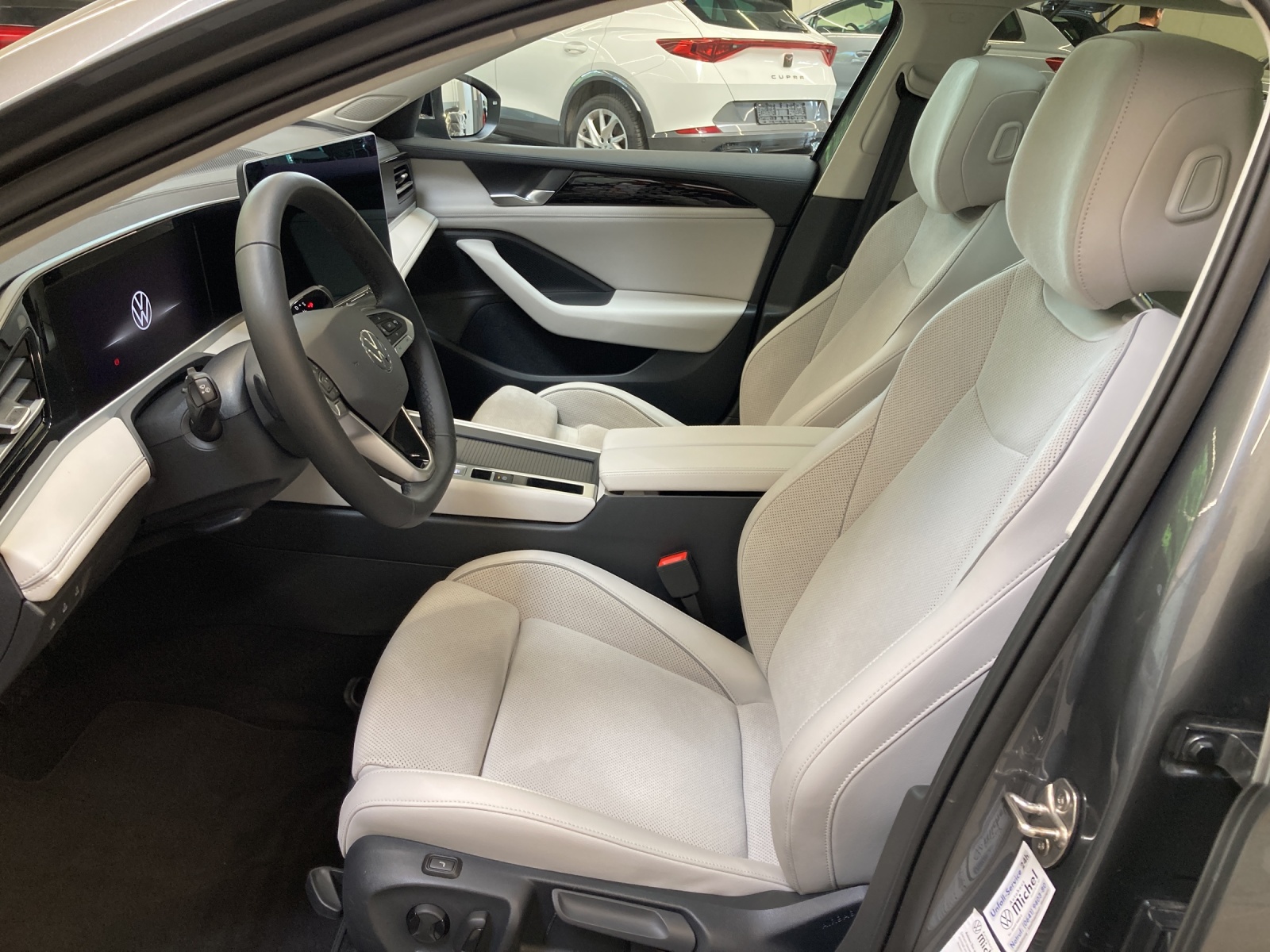 Passat Variant eTSI DSG Business HeadUp IQ-Light Panodach Ergositz
