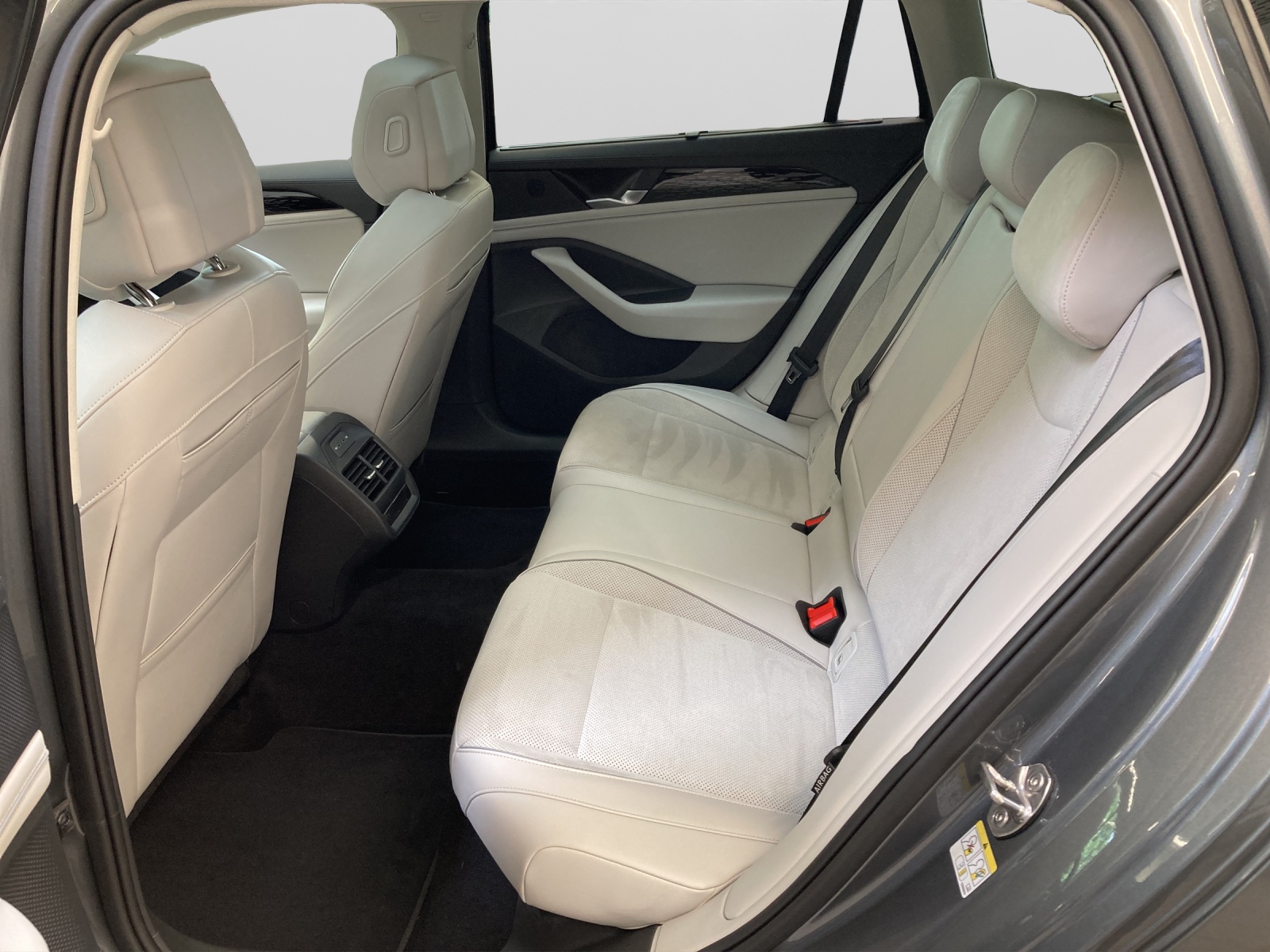 Passat Variant eTSI DSG Business HeadUp IQ-Light Panodach Ergositz