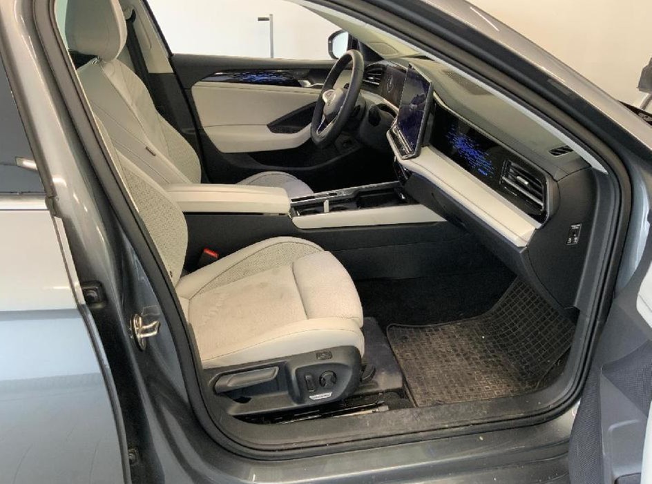 Passat Variant eTSI DSG Business HeadUp IQ-Light Panodach Ergositz