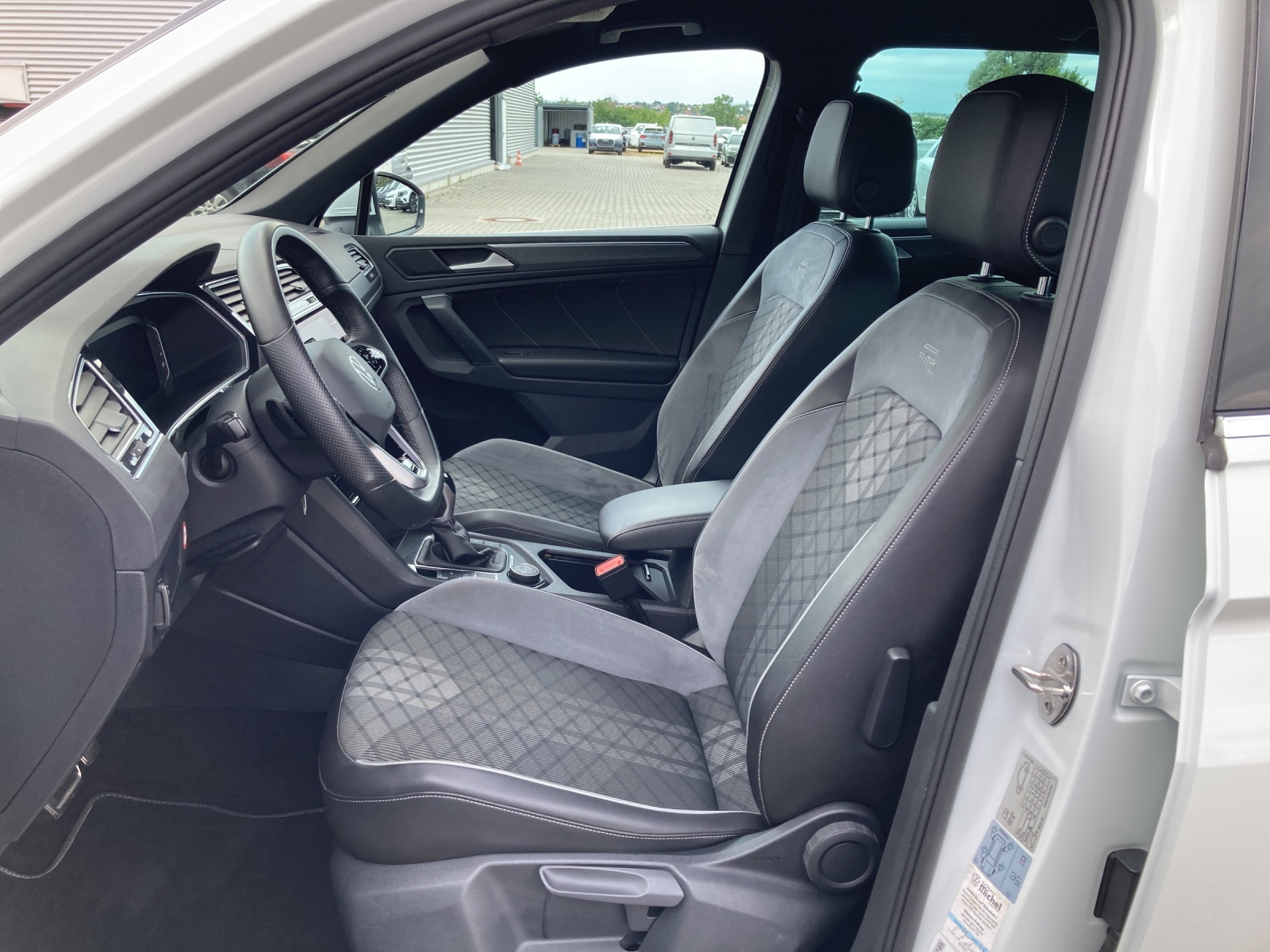 Tiguan 2.0 TDI DSG 4M R-Line LED-Matrix Navi AHK Alu-20Zoll