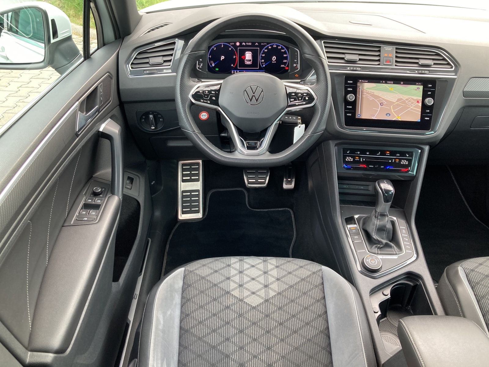 Tiguan 2.0 TDI DSG 4M R-Line LED-Matrix Navi AHK Alu-20Zoll