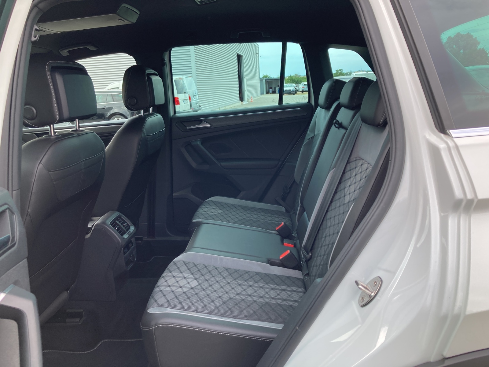 Tiguan 2.0 TDI DSG 4M R-Line LED-Matrix Navi AHK Alu-20Zoll