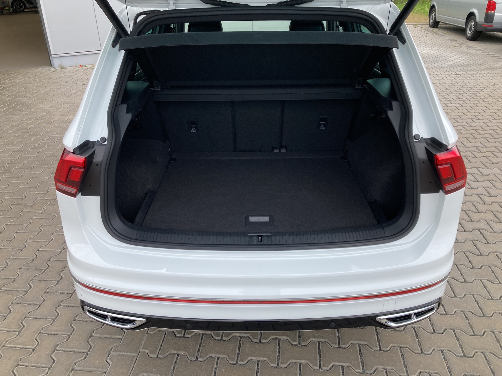 Tiguan 2.0 TDI DSG 4M R-Line LED-Matrix Navi AHK Alu-20Zoll