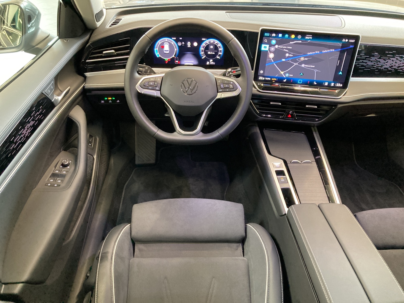 Passat Variant TDI DSG 4M Elegance IQ-Light AHK Kamera Harmann-Kardon