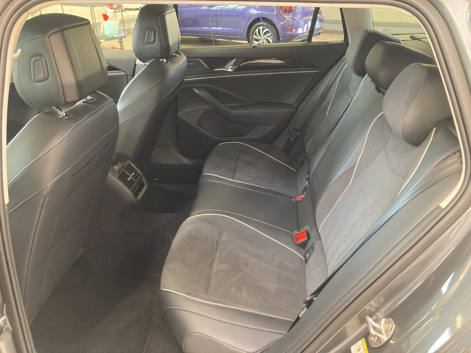 Passat Variant TDI DSG 4M Elegance IQ-Light AHK Kamera Harmann-Kardon