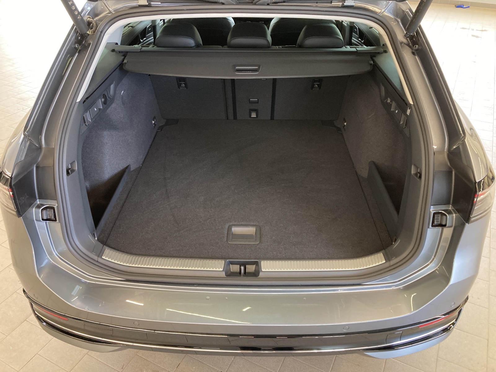 Passat Variant TDI DSG 4M Elegance IQ-Light AHK Kamera Harmann-Kardon