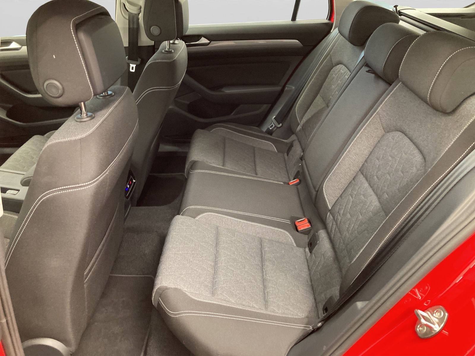 Passat Variant TDI DSG Business LED Navi TravelAssist Kamera