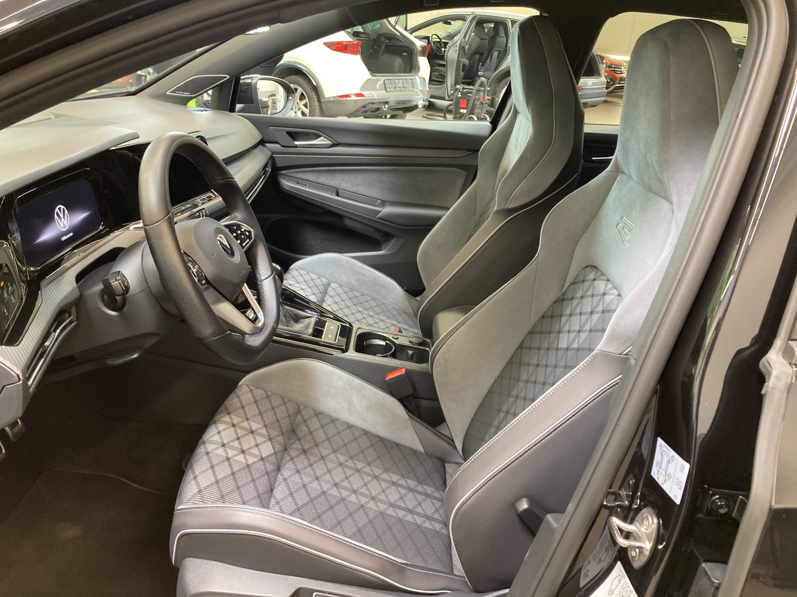 Golf 8 1.5 TSI R-Line LED TravelAssist Navi Harmann-Kardon