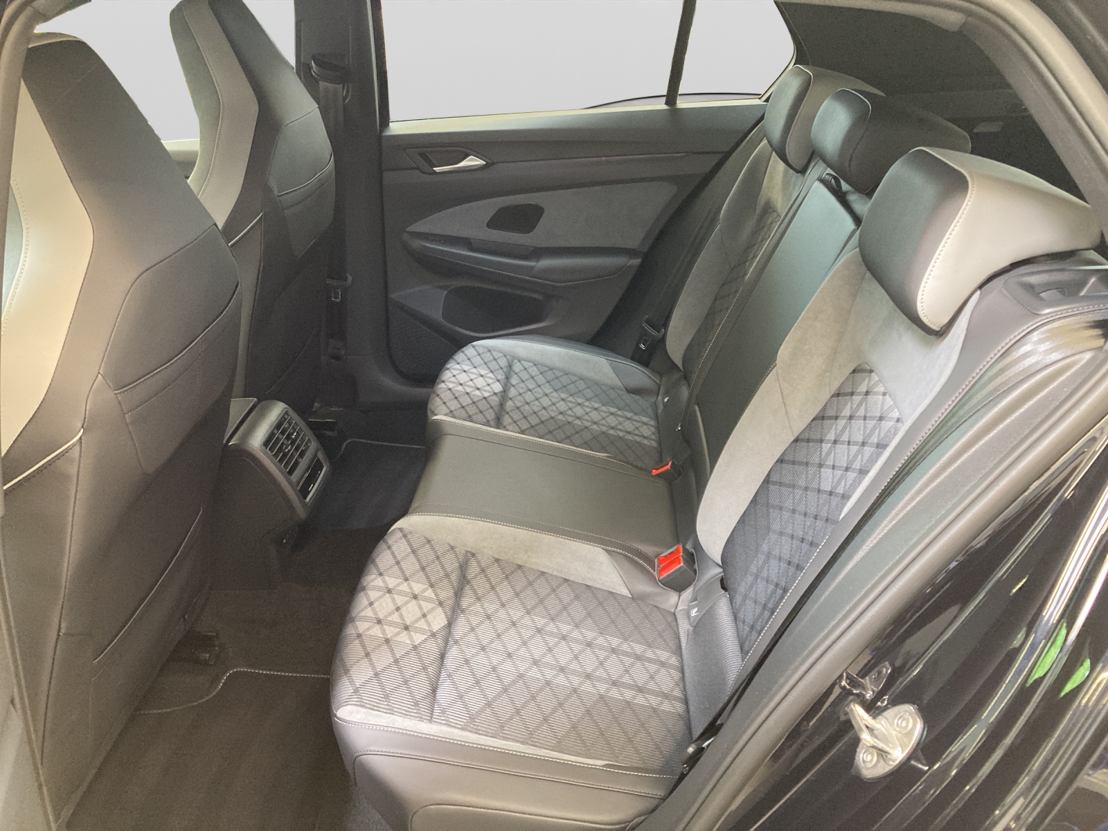 Golf 8 1.5 TSI R-Line LED TravelAssist Navi Harmann-Kardon