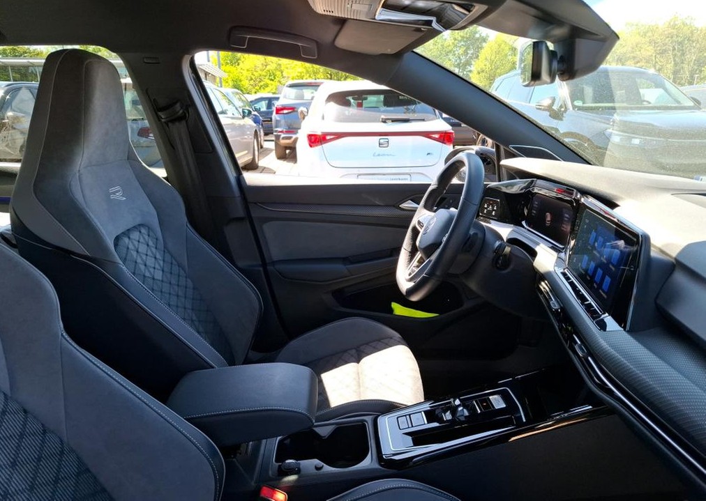 Golf 8 eTSI DSG R-Line IQ-Light Navi ACC Kamera AHK