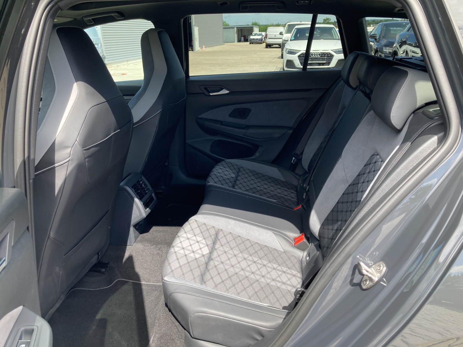 Golf VIII Variant 2.0 TSI DSG R-Line IQ-Light Navi Panodach AHK